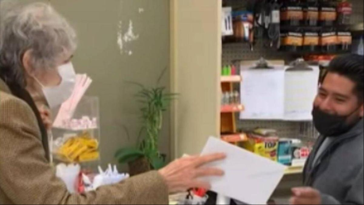 El emotivo gesto de una anciana que gana la lotería y entrega parte del premio a su vendedor
