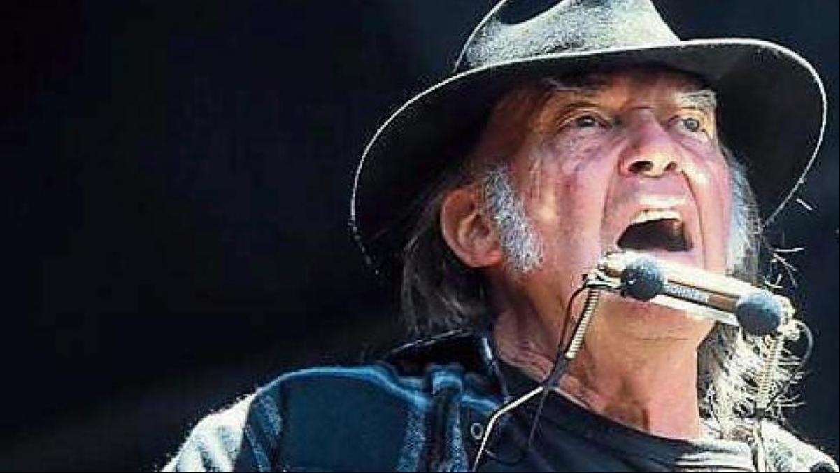 Spotify acepta retirar las canciones de Young