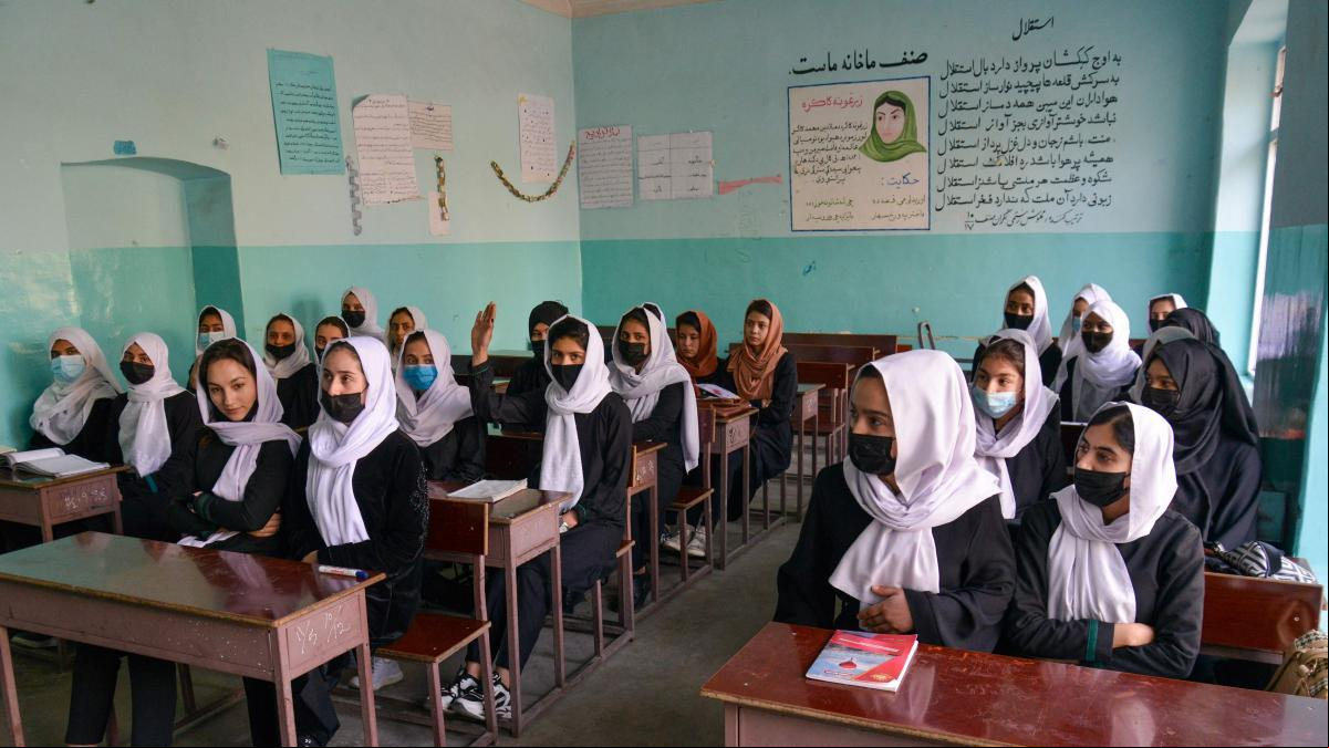 Los talibanes mandan a las adolescentes de vuelta a casa en el que debía ser su primer día de clase