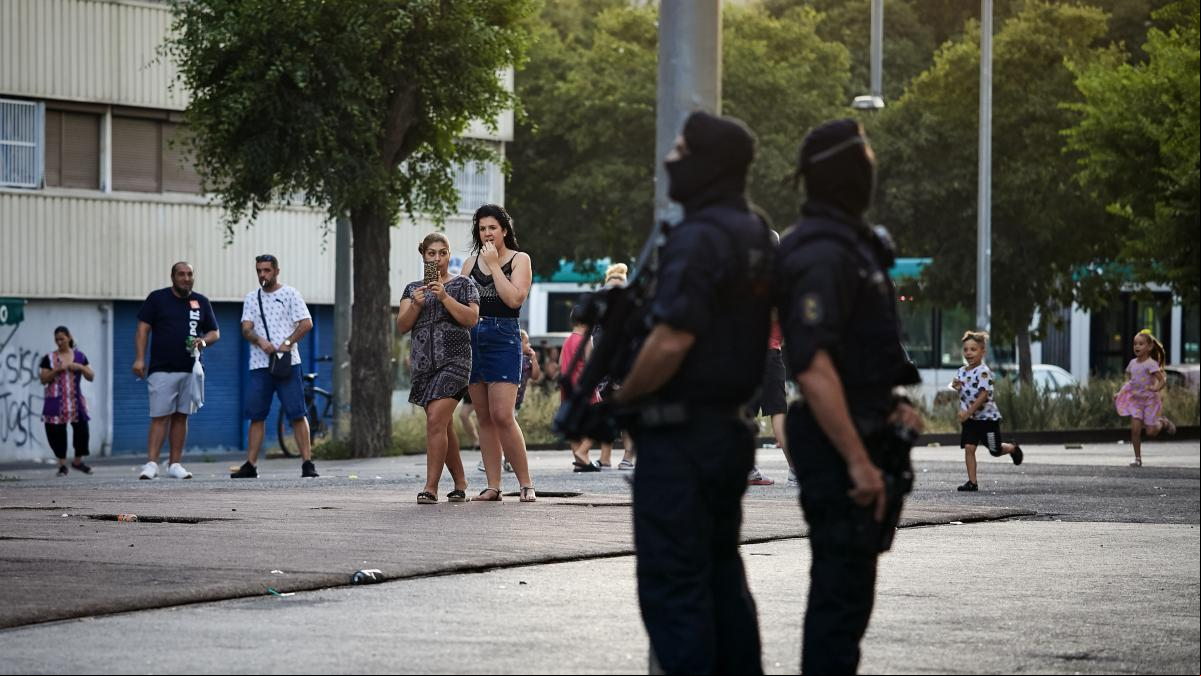 Los Mossos d’Esquadra blindan el barrio de La Mina de Sant Adrià con operativos diarios