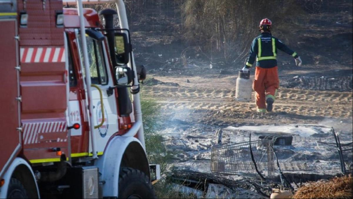 Muere una persona en el incendio de su chabola en Lepe