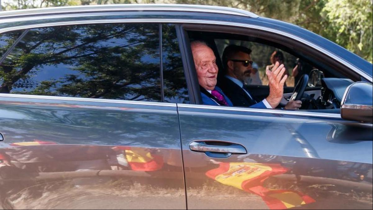 El rey Juan Carlos llega a la Zarzuela para pasar unas horas con el Rey y su familia El rey Juan Carlos llega a la Zarzuela para pasar unas horas con el Rey y su familia
