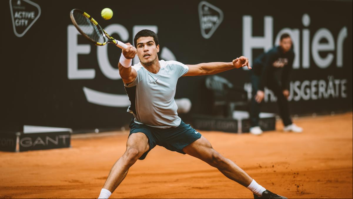 Alcaraz arrasa a Khachanov y alcanza las semifinales en Hamburgo