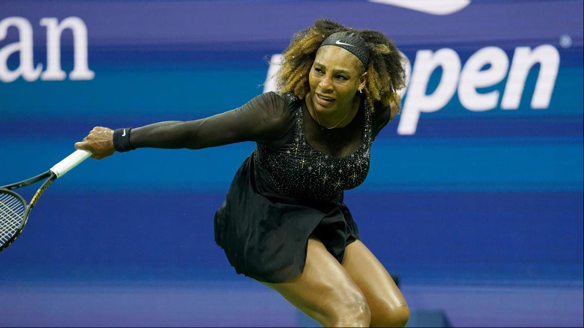 Con capa y pedrería: el look de despedida de Serena Williams