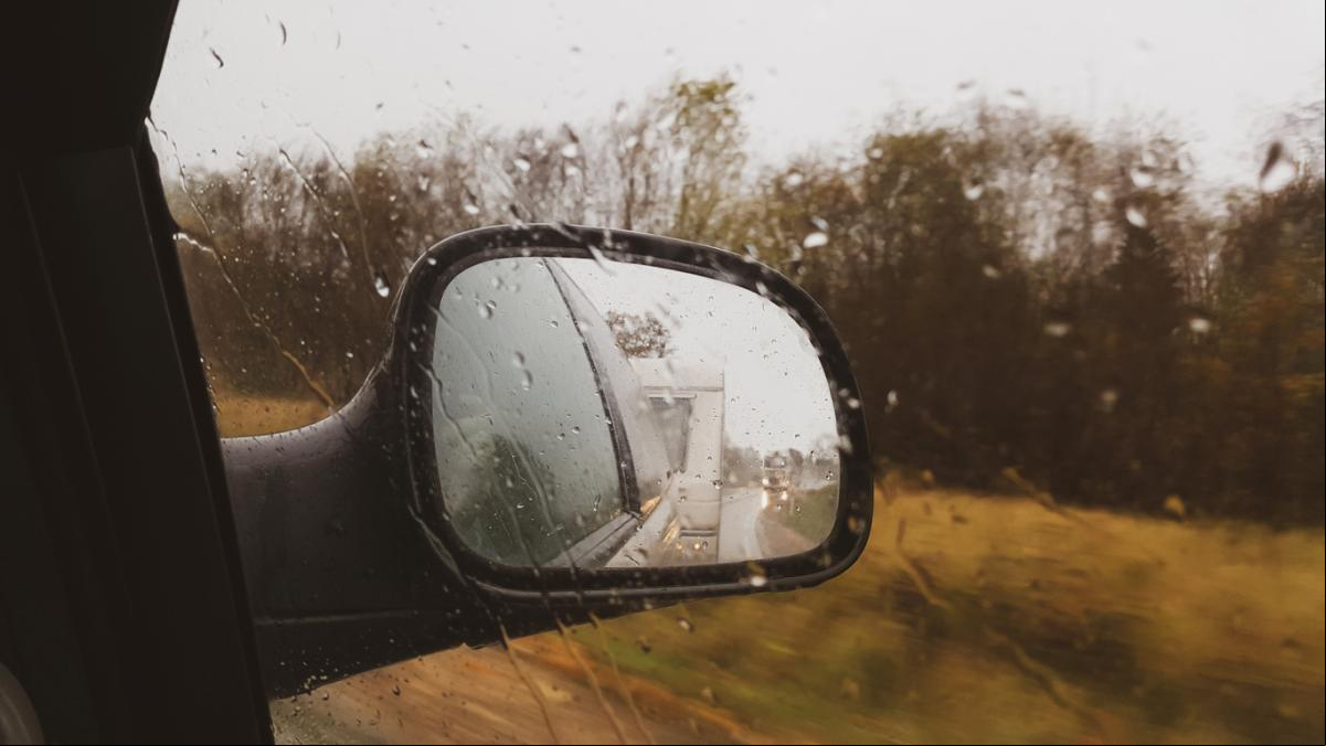 El truco casero para evitar las molestas gotas de lluvia en los retrovisores con este producto de uso diario