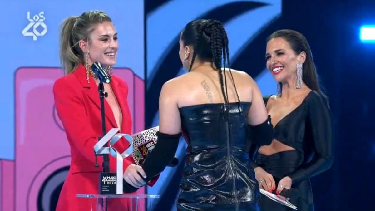 Rosalía se declara fan de Alexia Putellas en Los40 Music Awards