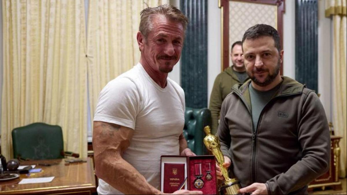 Sean Penn presta su Oscar a Zelenski y le anima a ganar la guerra contra Rusia