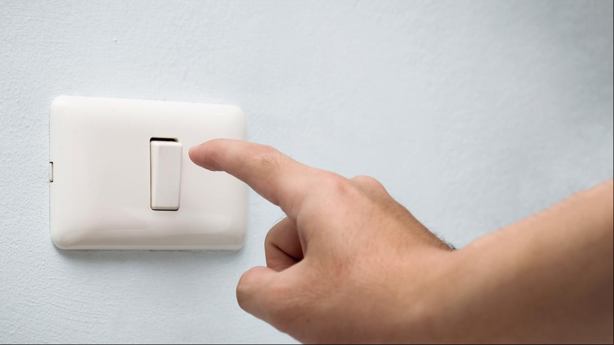 Las familias pagan a las eléctricas casi 1.000 millones al año por contratar “más potencia de la necesaria”, según Facua