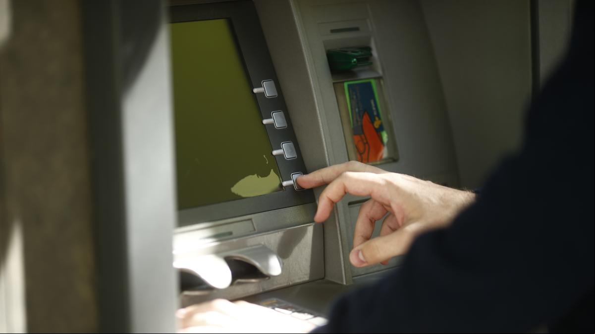 El sistema de pago con tarjetas de las entidades financieras española se cae durante una hora