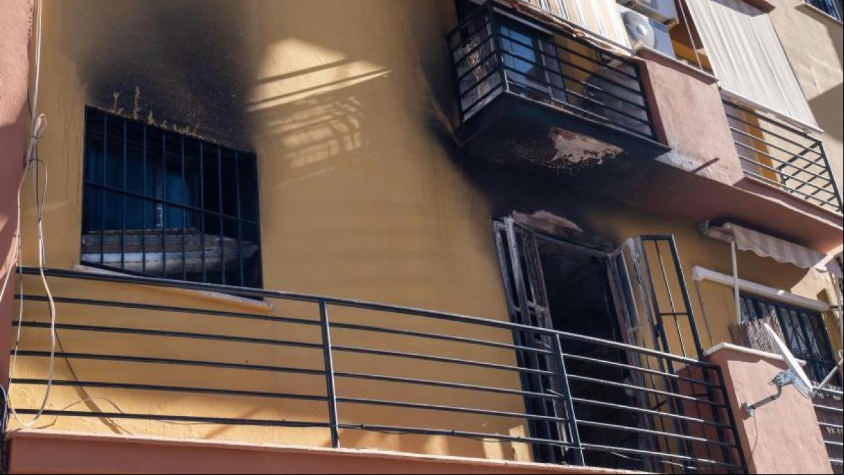 Mueren tres universitarios en el incendio de un piso de estudiantes de Huelva durante una fiesta