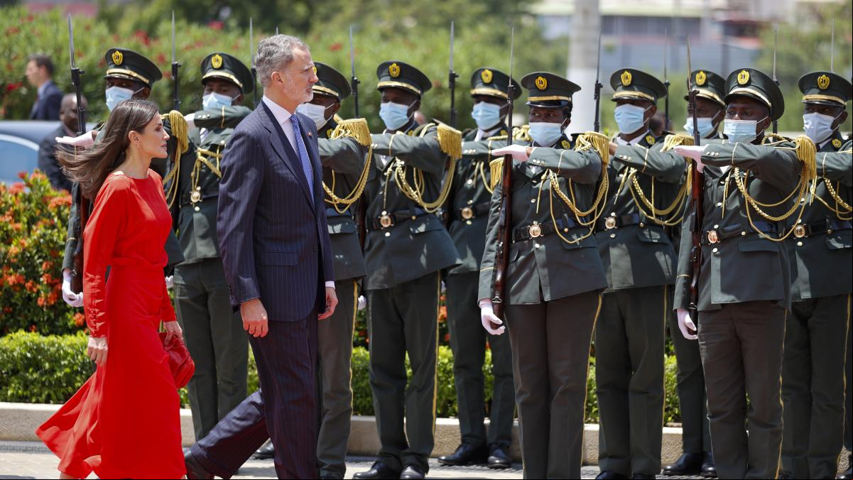 Los Reyes se despiden de Angola tras un viaje exprés de día y medio