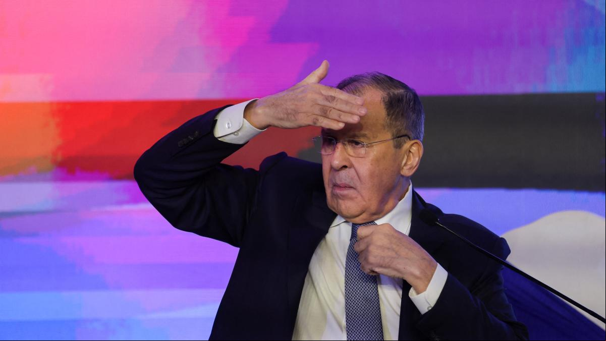 Lavrov afirma que Rusia trata de detener una guerra iniciada por Ucrania y el auditorio estalla de risa