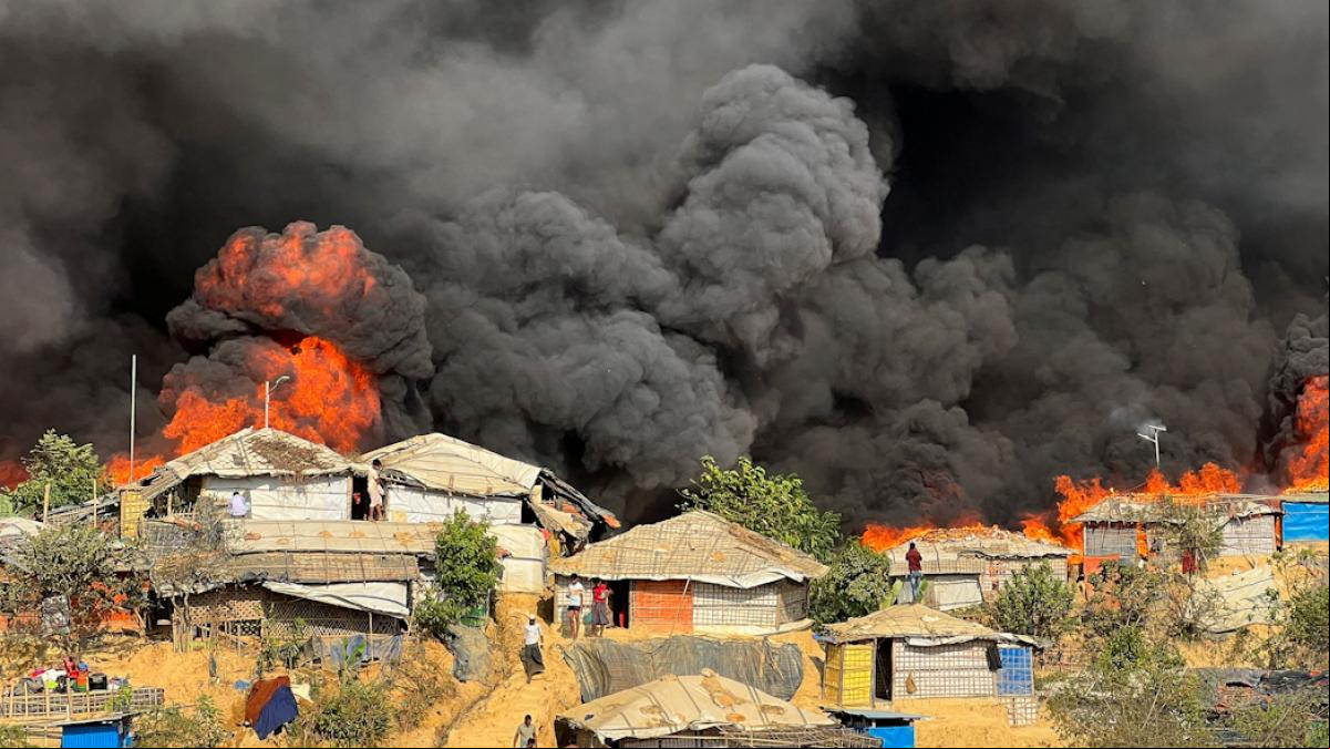 Un enorme incendio arrasa un campamento de refugiados rohingyá en Bangladesh