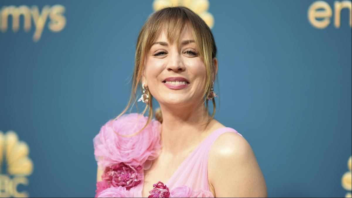 La actriz Kaley Cuoco desvela el extraño episodio que vivió mientras se duchaba en un hotel: “Vi a un hombre en mi habitación”