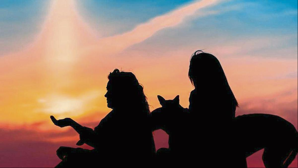 Atrapando el pilar solar con la mano en Fuengirola
