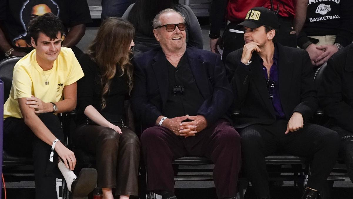 Jack Nicholson reaparece un año después para ver a los Lakers y muchos se fijan en sus manos