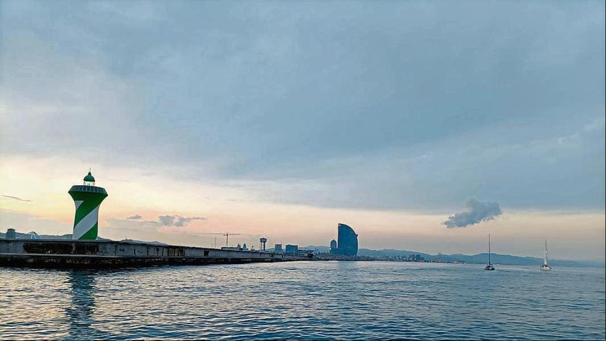 El faro verde y la vela gigante del litoral barcelonés