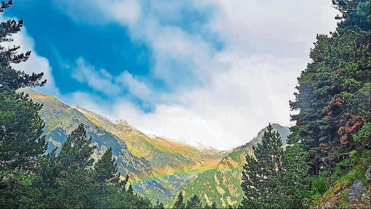 La primera nevada en Vallter con arco iris