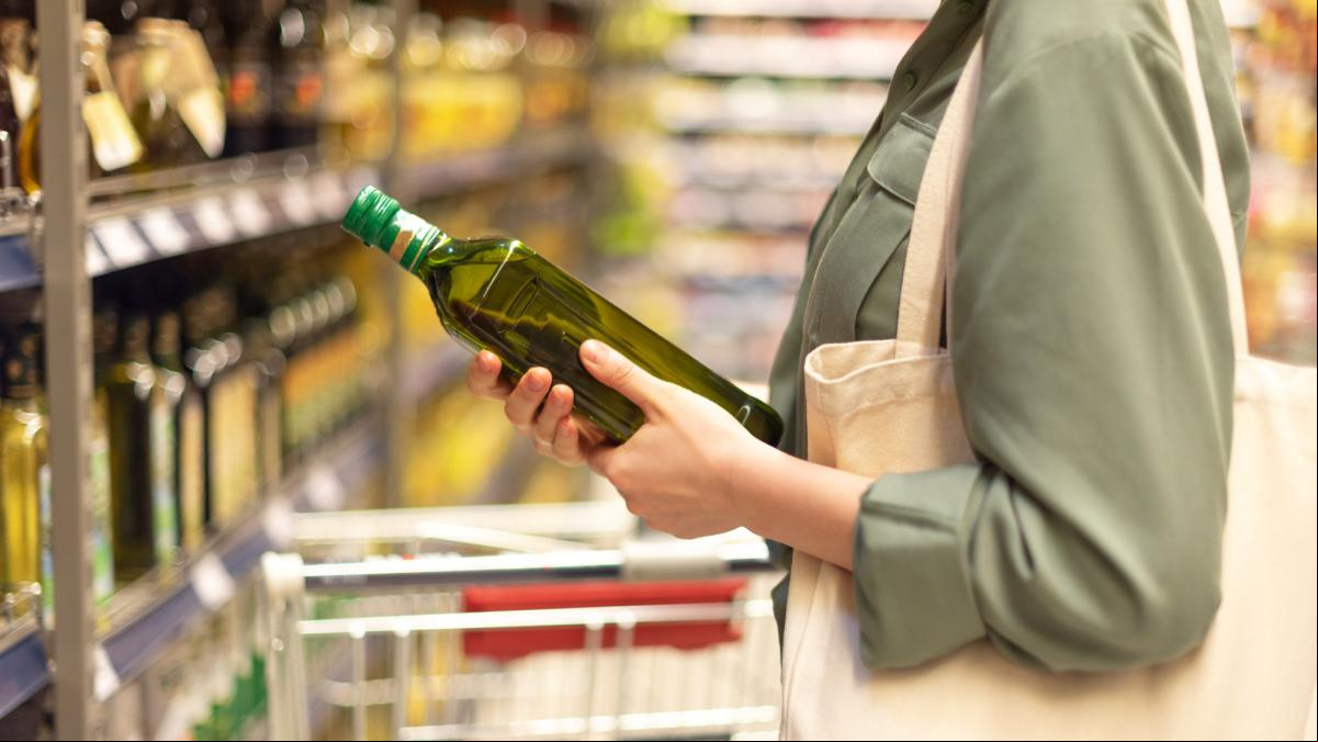 El precio del aceite de oliva sigue aumentando en supermercados pese a su bajada en origen