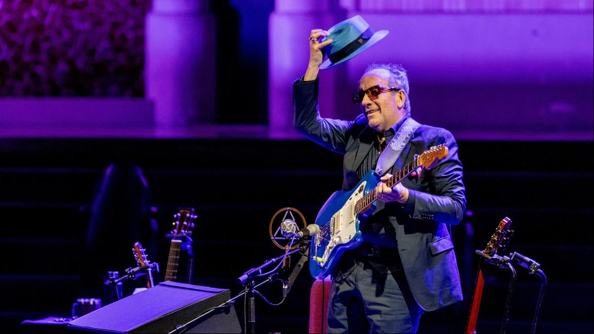 Elvis Costello: emotivo y desafinado