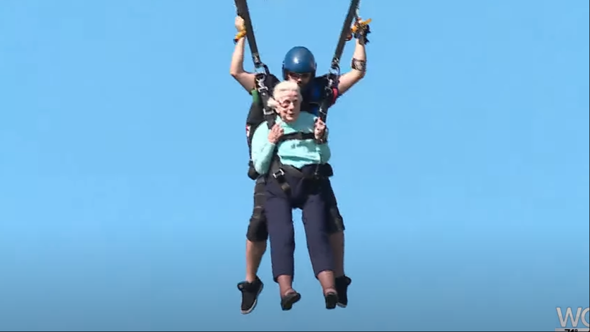 Una anciana de 104 años se tira en paracaídas y esta es su reacción: la edad es solo un número