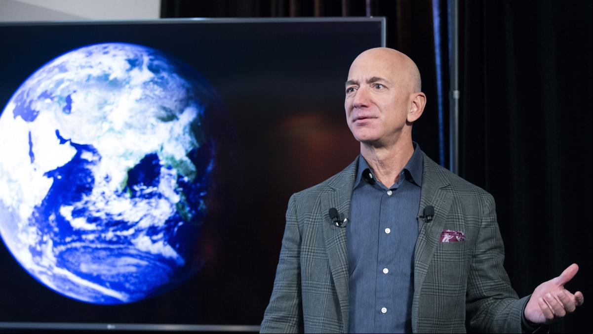 Jeff Bezos vende casi 12 millones de acciones de Amazon y venderá otros 50 el mes de julio