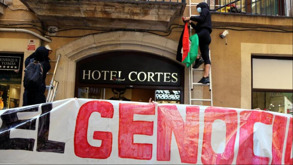 Ocupan un hotel en Barcelona de un magnate israelí para denunciar el genocidio en Gaza