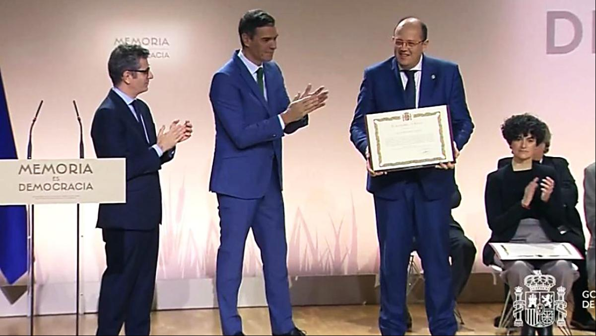 El alcalde de Arenys de Mar recoge un reconocimiento a Salvador Espriu en Madrid