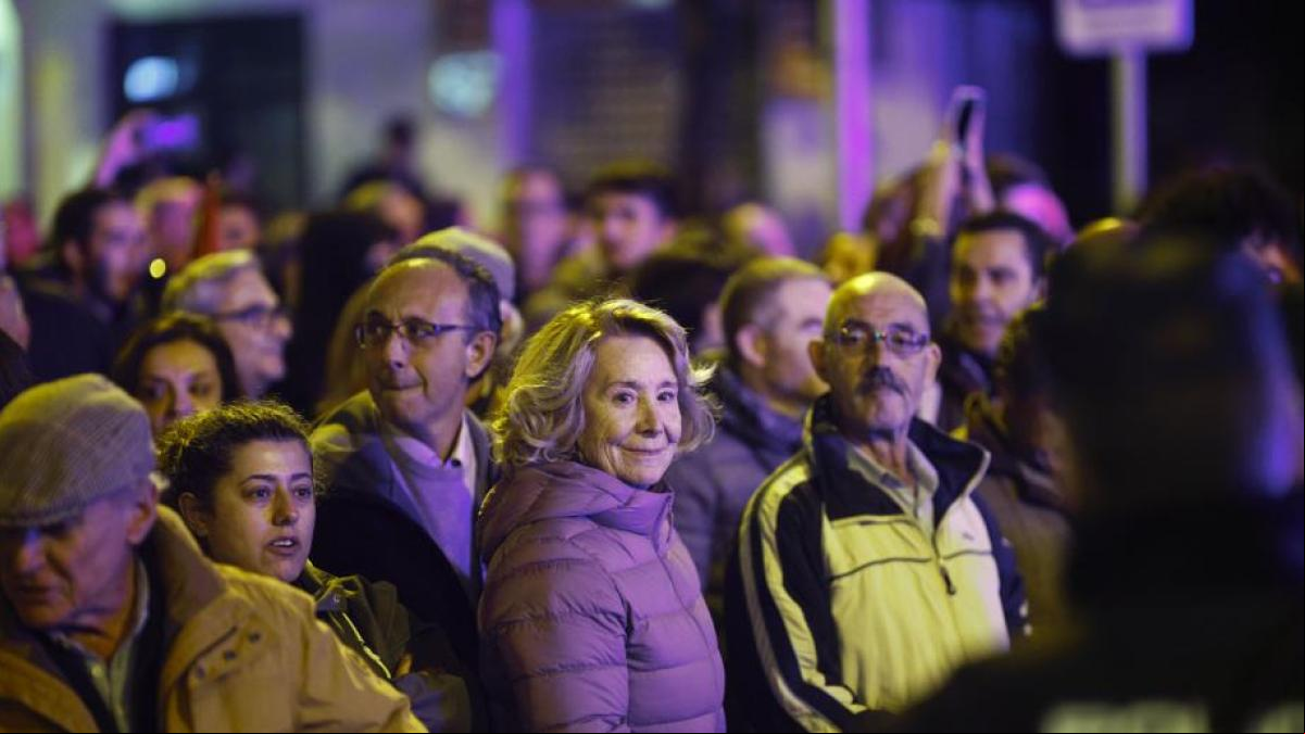 Vuelven las protestas a la sede del PSOE con Esperanza Aguirre animándolas