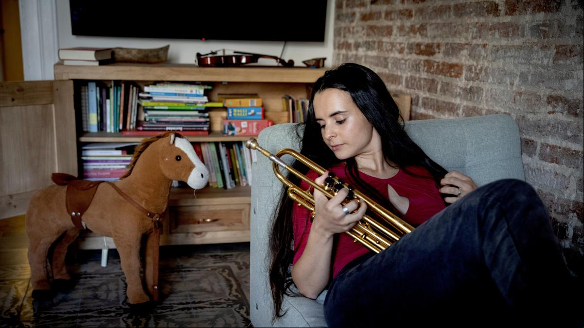 La biblioteca de Andrea Motis, volver a lo esencial