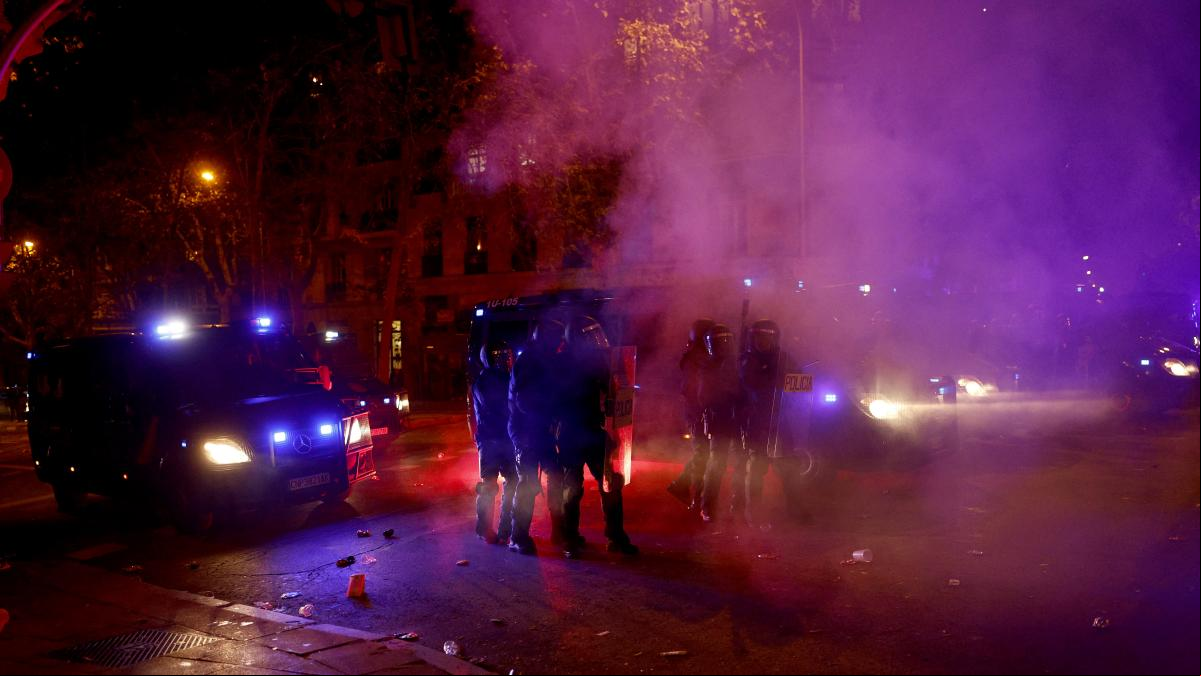 La Policía detuvo a dos periodistas durante la protesta en Ferraz por desórdenes públicos