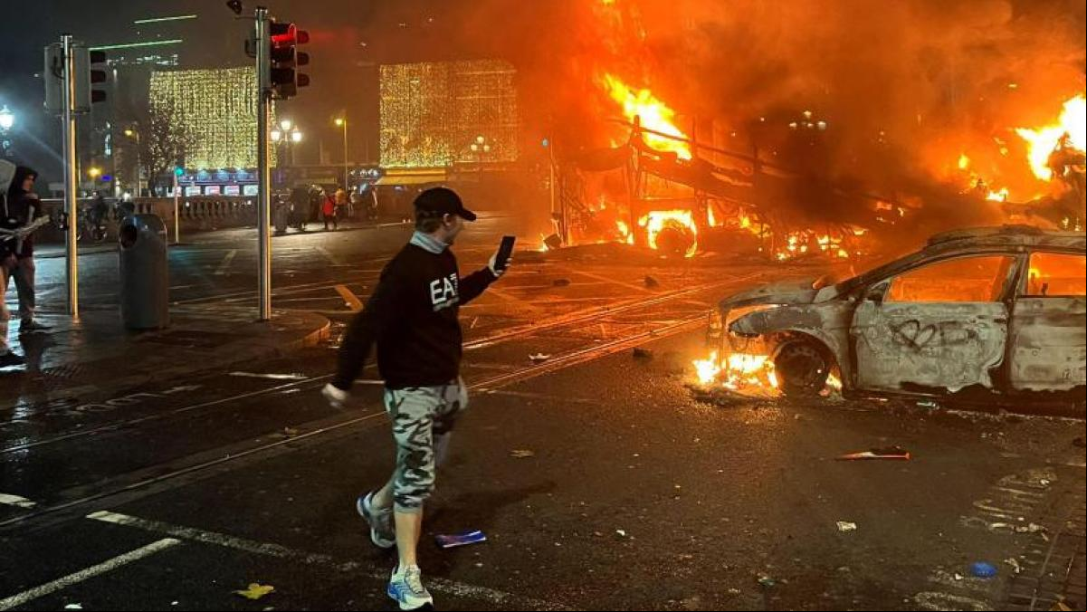 Dublín despierta con vehículos humeantes tras los disturbios ultras por un apuñalamiento