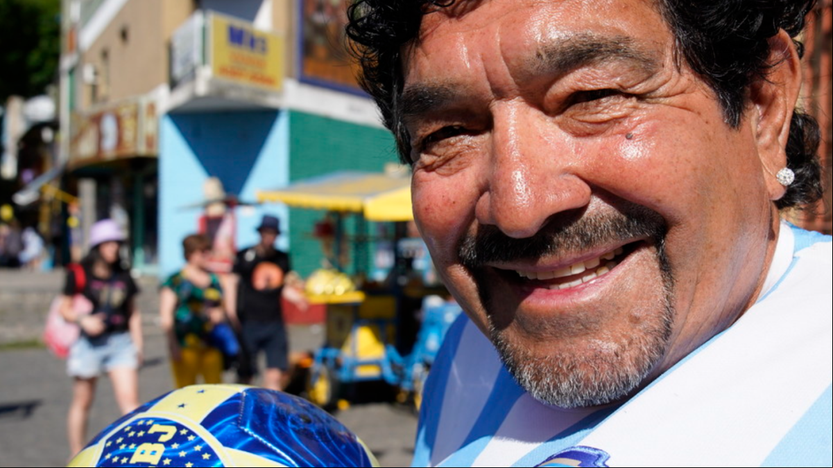 La increíble historia de Escolástico, el doble de Maradona que vive de hacerse pasar por él