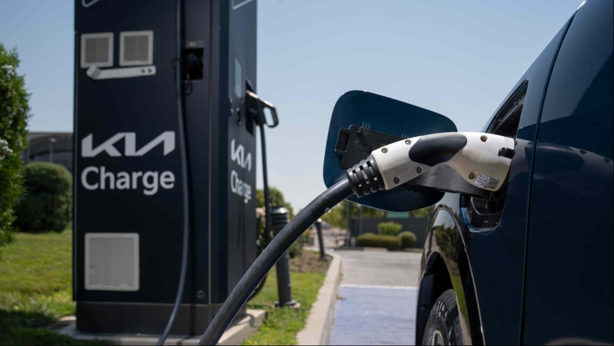Los coches híbridos enchufables más baratos según la OCU que pueden rebajarse aún más con el plan Moves