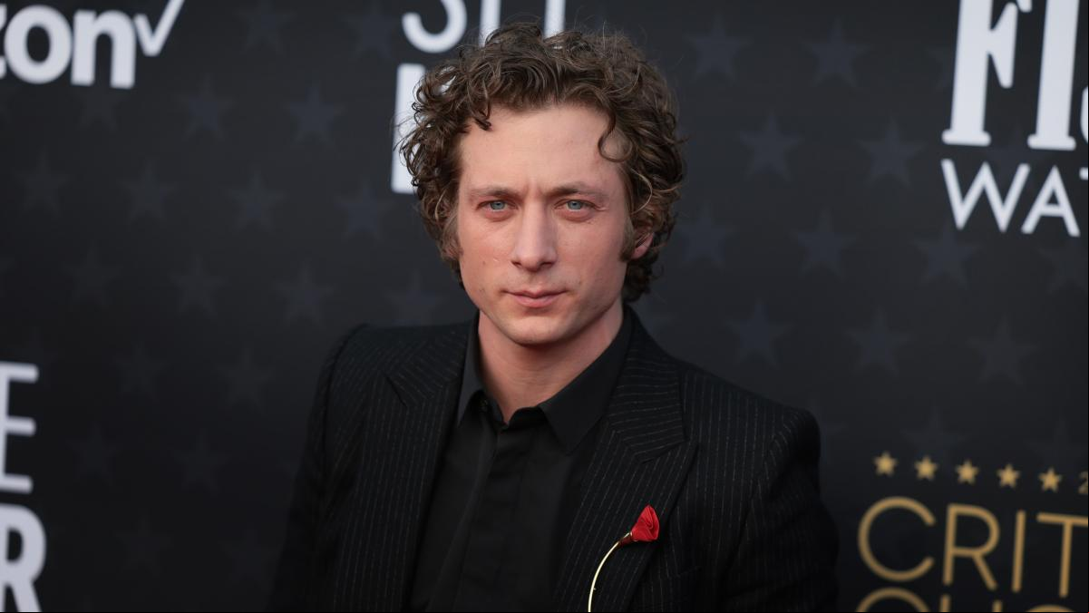 Jeremy Allen White y su guiño a Rosalía con un broche que también llevó Rauw Alejandro