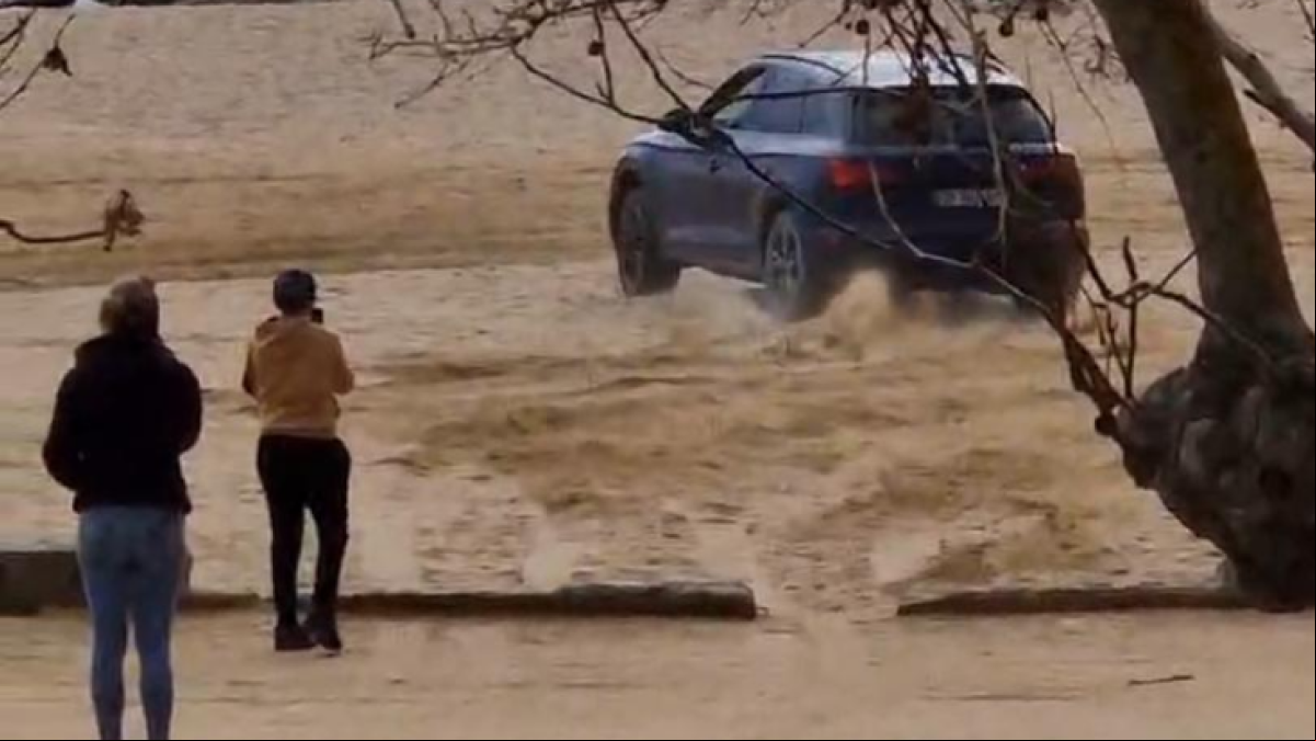 Un conductor borracho se pone a hacer derrapes en plena playa de Palamós y es detenido gracias a la colaboración ciudadana