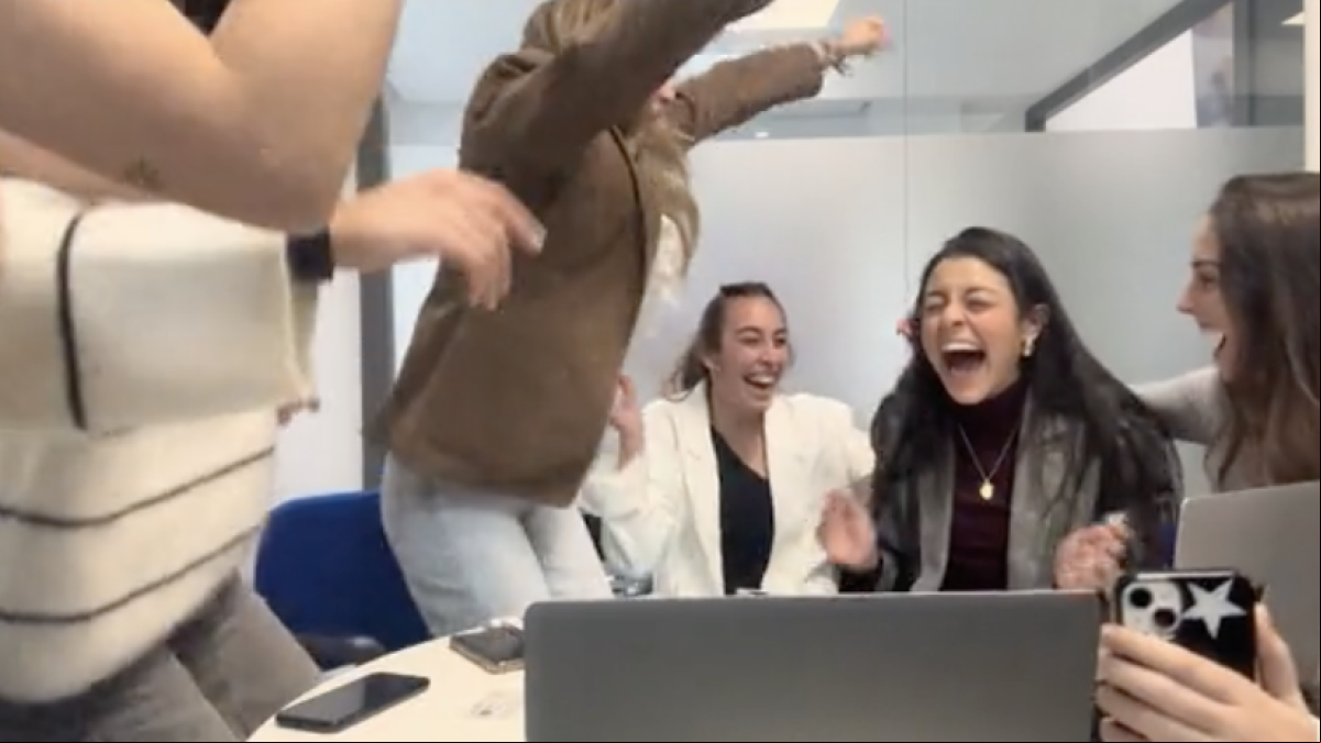 La emocionante reacción de sus amigas cuando aceptan su solicitud para ir de Erasmus