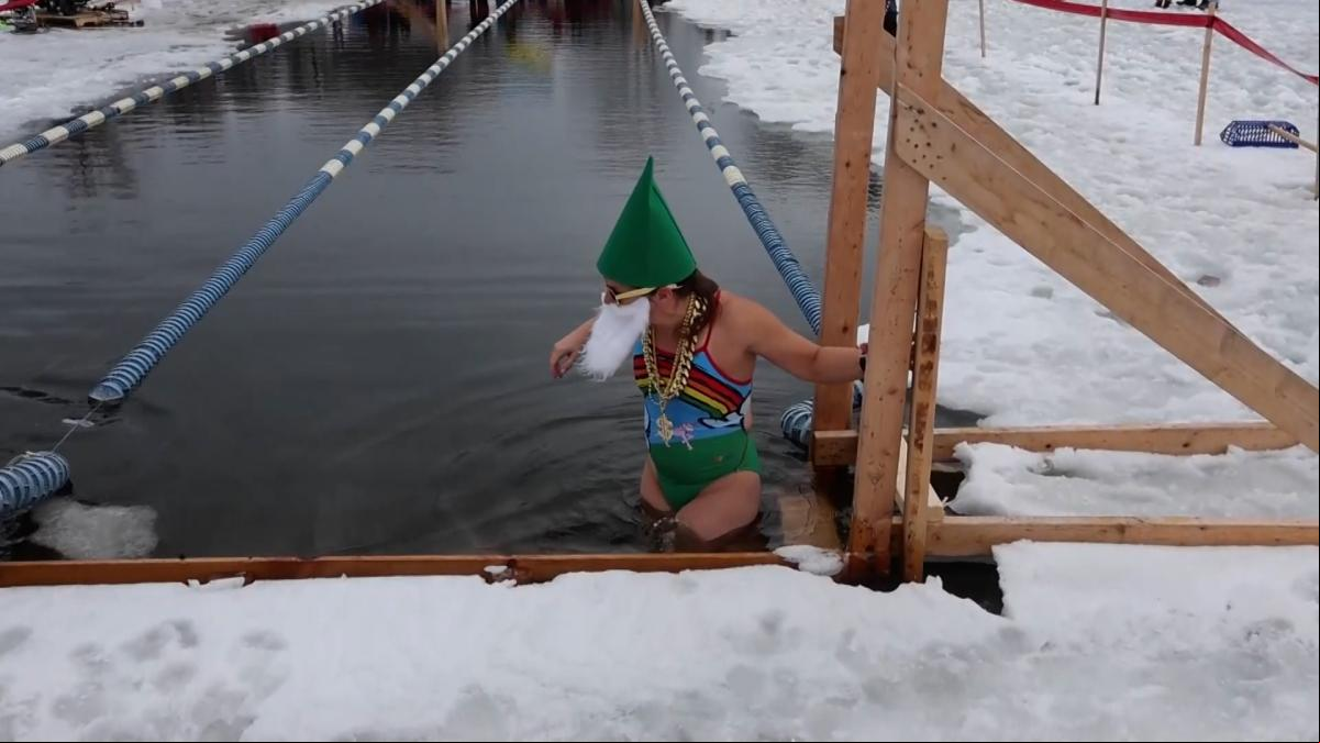 Nadar “sobre hielo”, la proeza del festival de natación de invierno
