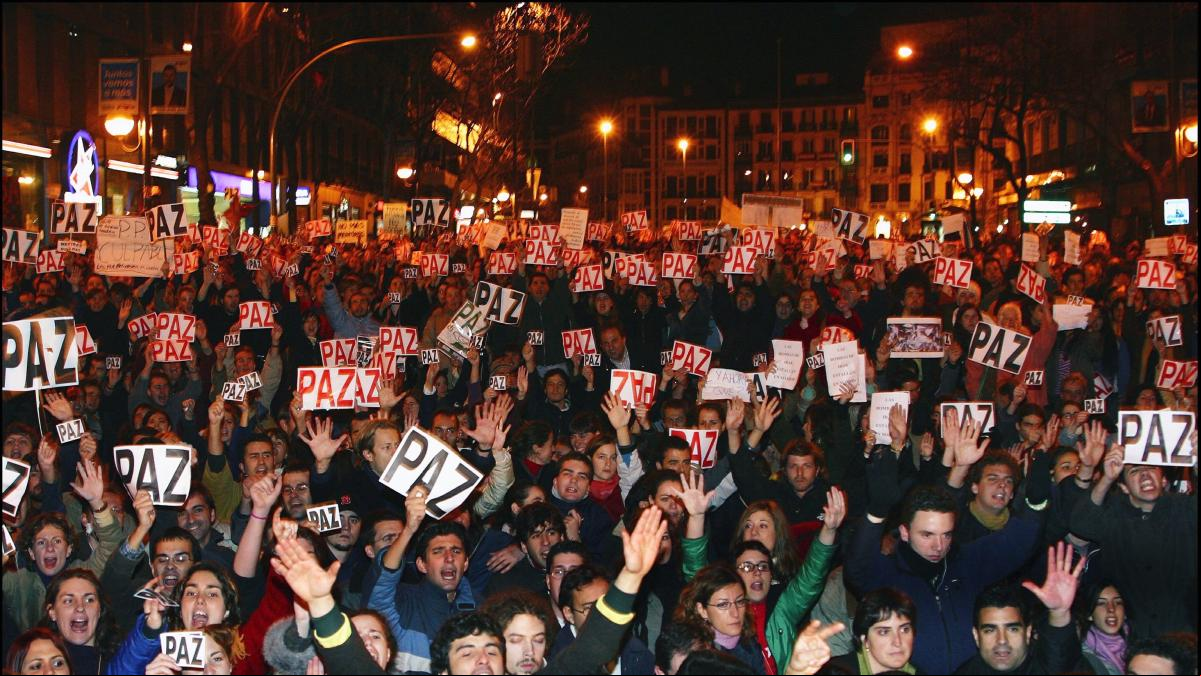 “Pásalo”; el primer mensaje viral que llenó las calles y cambió las urnas
