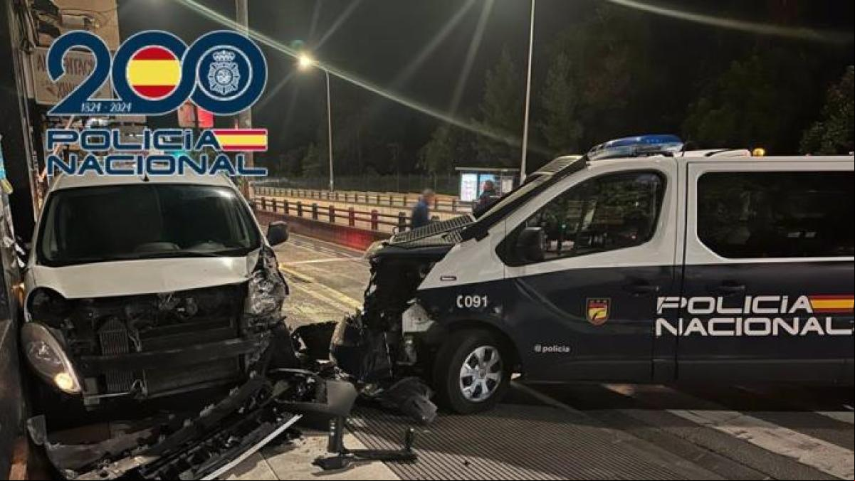 Dos detenidos en Granada por embestir con una furgoneta a un policía durante una persecución Dos detenidos en Granada por embestir con una furgoneta a un policía durante una persecución