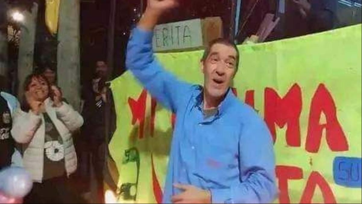 Multitud de pasajeros dan un emotivo homenaje a un conductor de autobús por su jubilación
