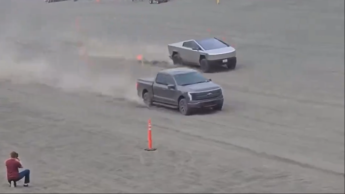Una nueva carrera humilla al Tesla Cybertruck contra un Ford Lightning tras su fracaso contra el Porsche 911