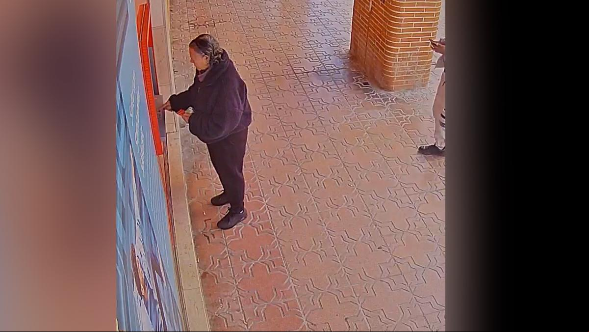 Detenidas tres personas por robar a ancianos dinero en cajeros bancarios en Madrid