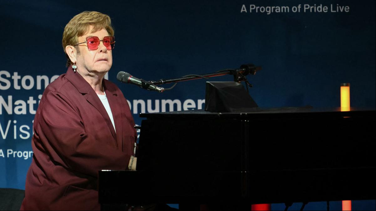 Acusan a Elton John de orinar en una botella dentro de una zapatería