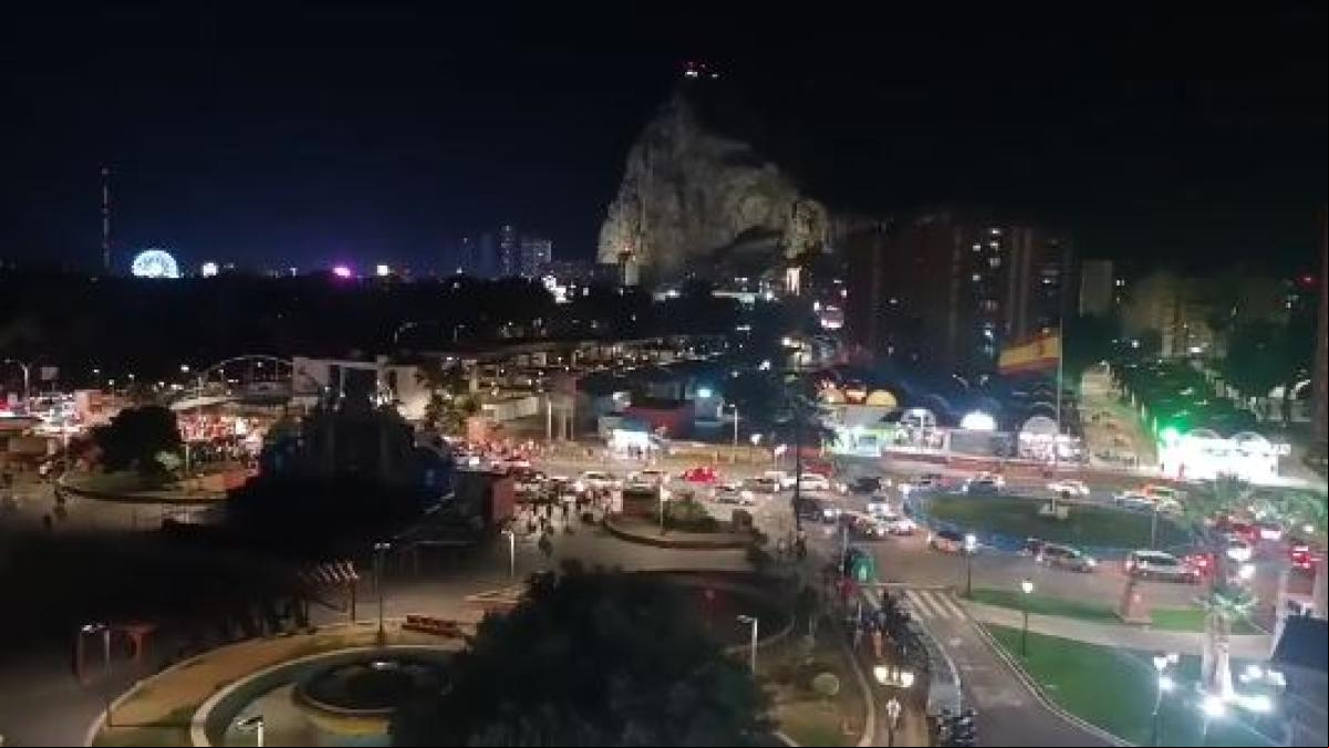 Aficionados españoles inundan la verja de Gibraltar para celebrar la Eurocopa: “Es español”