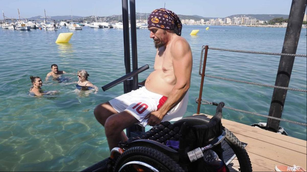 Palamós estrena un sistema de baño autónomo para s en silla de ruedas