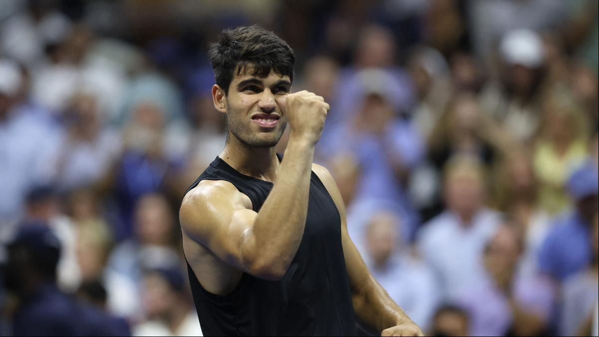 Alcaraz pasa a segunda ronda del US Open cediendo un set