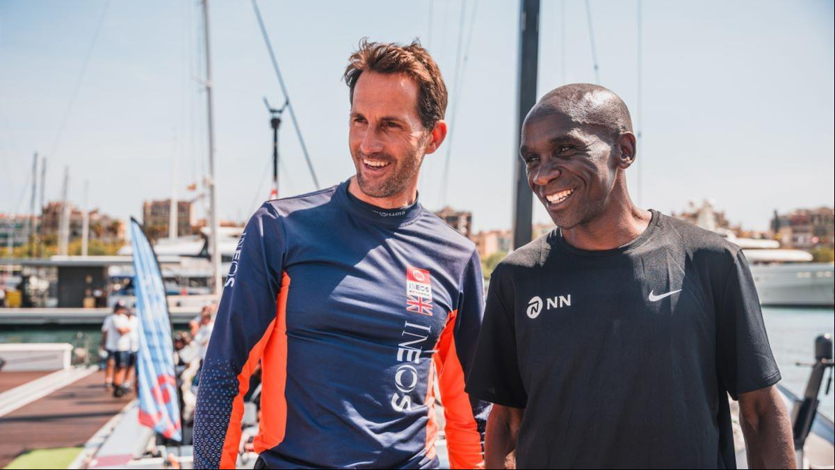 La leyenda del maratón Eliud Kipchoge visita INEOS Britannia en Barcelona