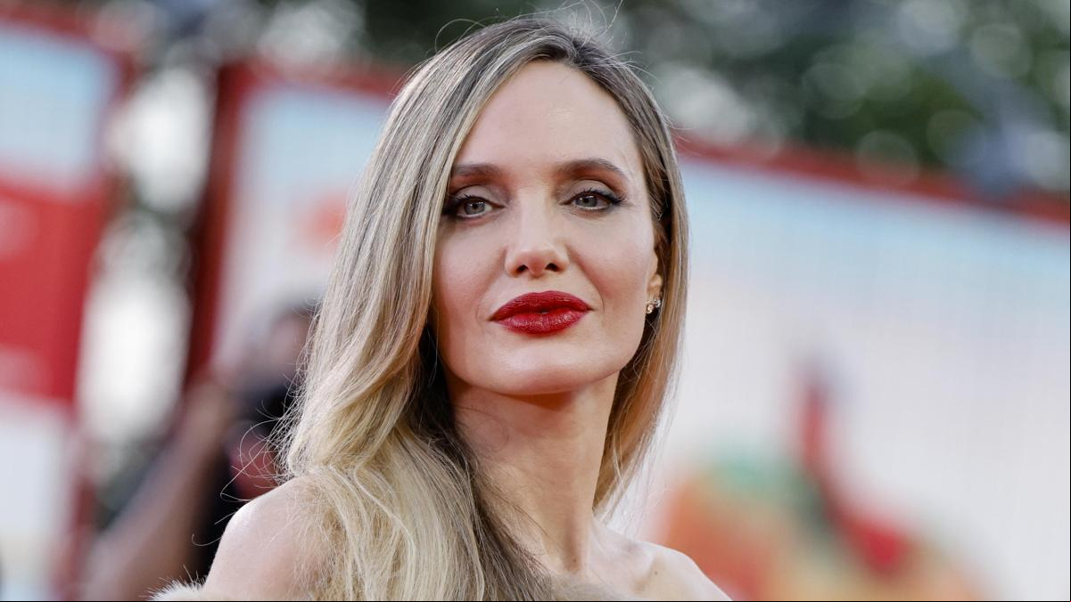 Angelina Jolie confirma que este color neutro es el más elegante (y no es el beige)