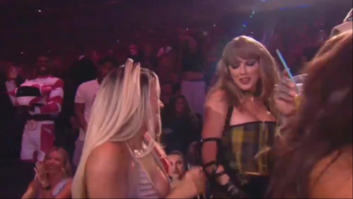 Karol G saca a bailar a Taylor Swift en los VMAs 2024 al ritmo de Si antes te hubiera conocido